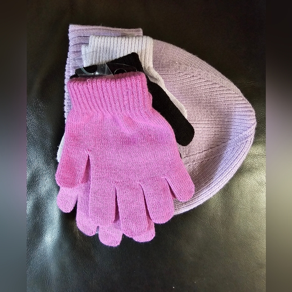 Kids Beanie and Gloves bundle NWOT - Picture 3 of 4